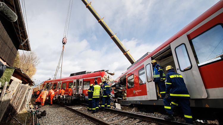 Mit schwerem Gerät wird nun die Strecke bei Schäftlarn wieder freigeräumt.