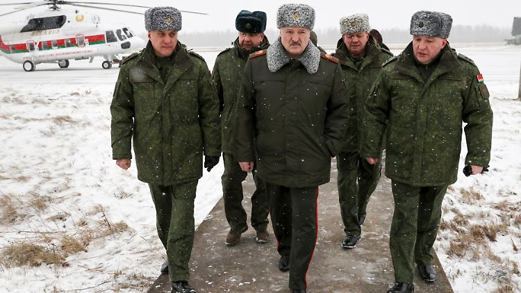 Lukaschenko gemeinsam mit Militärs im Januar.