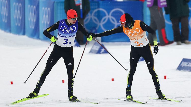 Eric Frenzel (rechts) übergab die deutsche Staffel mit Rückstand auf Bronze an Vinzenz Geiger.