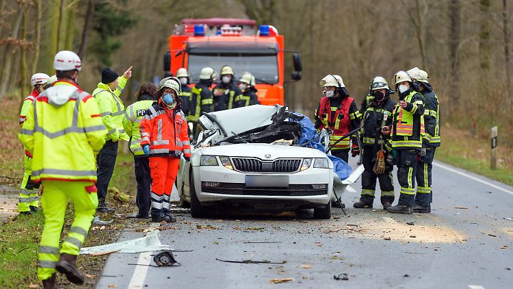 Einsatzkräfte stehen an der Unfallstelle zwischen Bad Bevensen und Seedorf.