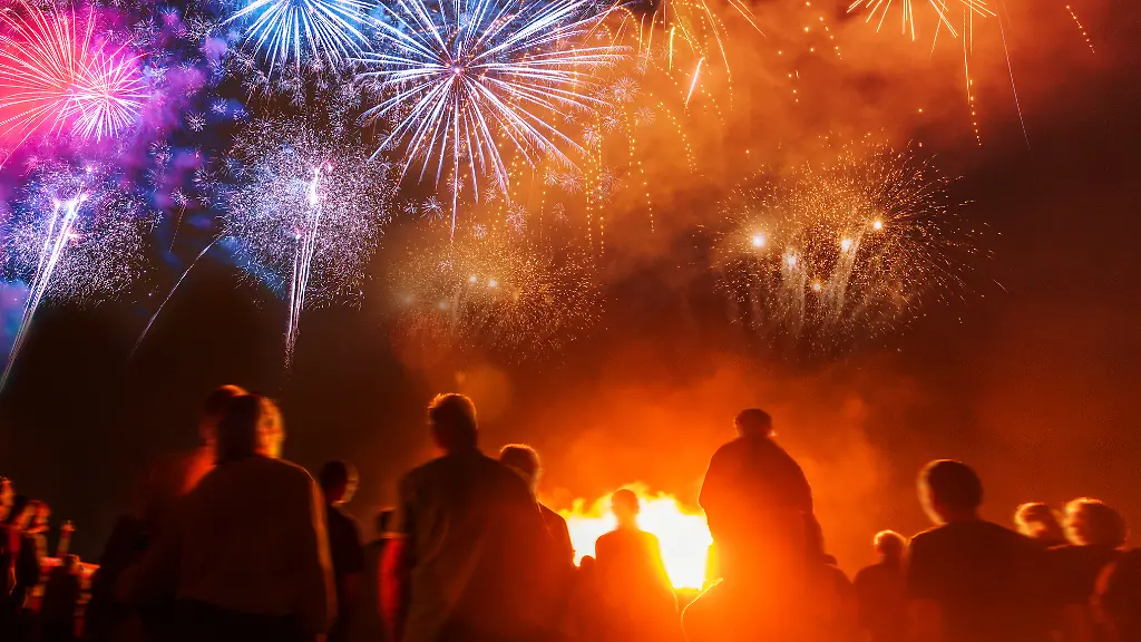 Bei-einem-Silvesterurlaub-in-Island-sind-nicht-nur-die-Feuerwerke-zu-bestaunen-sondern-auch-die-traditionellen-Lagerfeuer