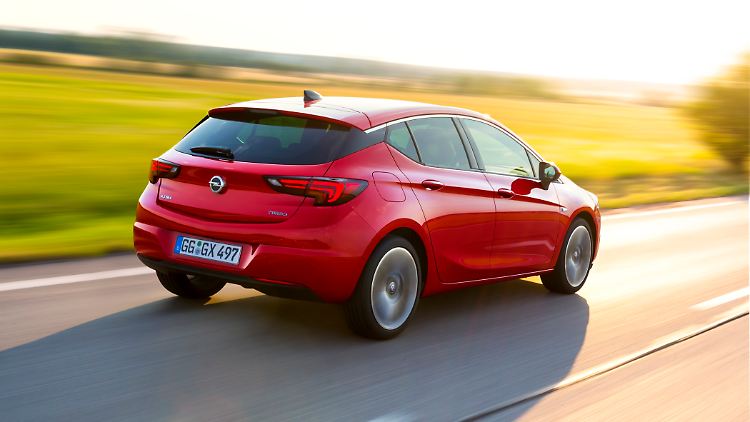 Hinter der Kofferraumklappe steht im Opel Astra (K) ein Stauraum von 370 Litern zur Verfügung.