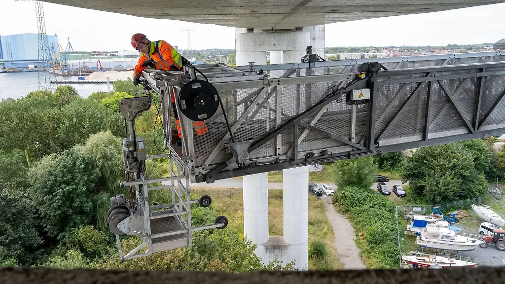 In-luftiger-Hoehe-fuehren-Ingenieure-an-der-Ruegenbruecke-eine-Bauwerkskontrolle-durch
