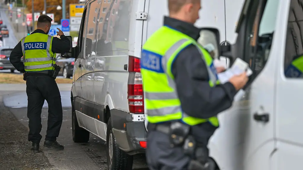 Feste-Grenzkontrollen-gibt-es-an-den-Landgrenzen-zu-Tschechien-Polen-und-der-Schweiz-seit-Mitte-Oktober-An-der-Grenze-zu-Oesterreich-schon-seit-2015-Ab-dem-16-September-soll-auch-an-allen-weiteren-Grenzabschnitten-kontrolliert-werden