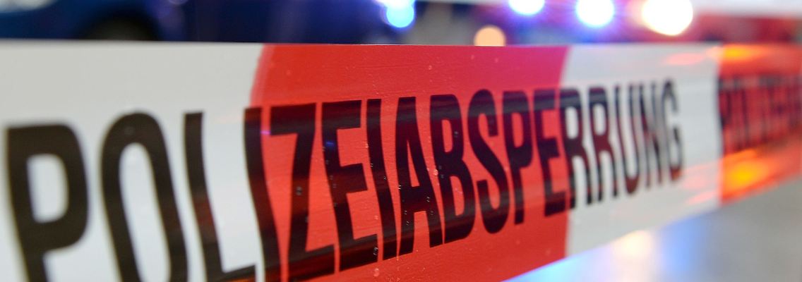 Ein Flatterband mit der Aufschrift "Polizeiabsperrung".