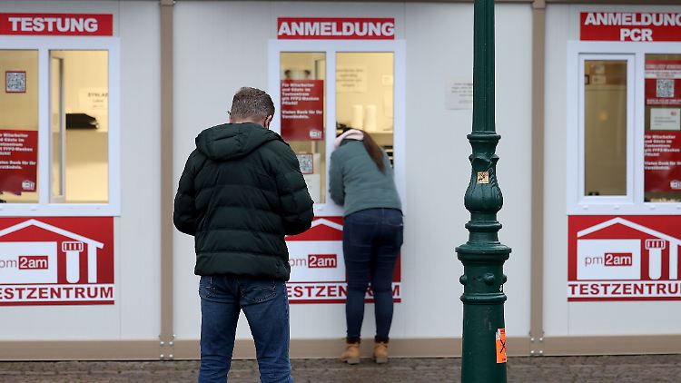 Es gibt noch immer sehr viele Neuinfektionen in Deutschland. Die Zahl durchgeführter PCR-Tests sinkt allerdings um knapp 150.000 im Vergleich zur Vorwoche.