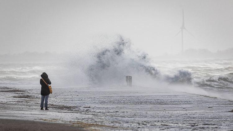 Für die deutsche Nordseeküste wird auch für heute wieder vor Sturmflut-Gefahr gewarnt.