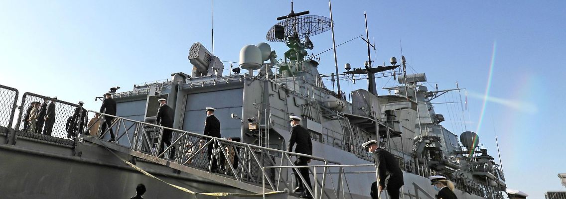 Die Fregatte "Bayern" der deutschen Marine hat am Tokyo International Cruise Terminal festgemacht.