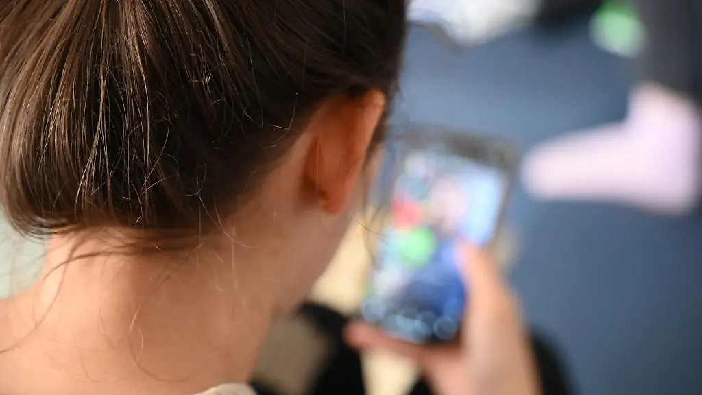 Der-Premierminister-nennt-soziale-Medien-eine-Geissel