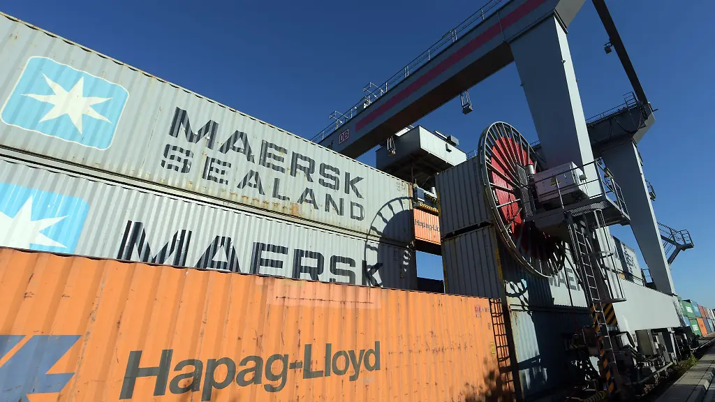 Container-von-Hapag-Lloyd-und-Maersk-stehen-in-einem-Umschlagbahnhof