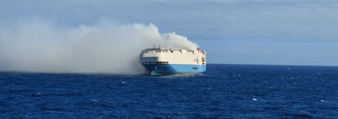 navio incendiado Açores_17fev.jpeg