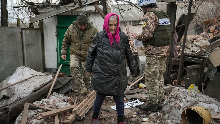 Eine Anwohnerin zeigt die Trümmer ihres Hauses nach einem Beschuss in Vrubivka im Osten der Ukraine.