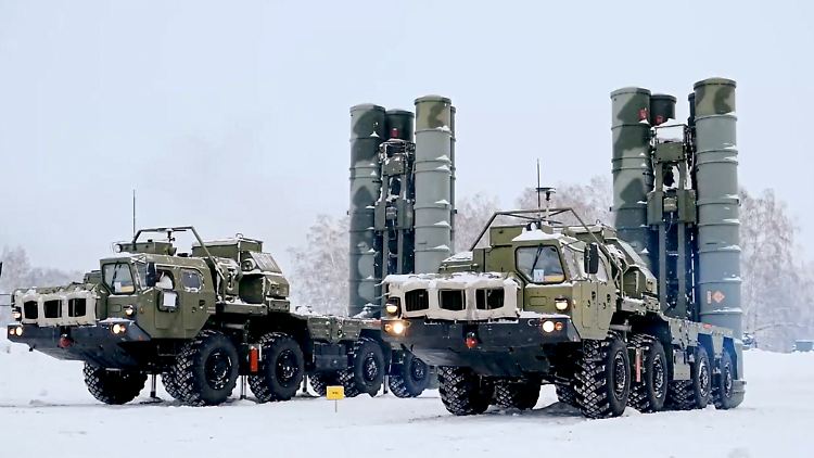 Zwei in Russland entwickelte S-400 Langstrecken-Boden-Luft-Raketen-Systeme während einer Militärübung auf einem Trainingsgelände in Sibirien (Archivbild).