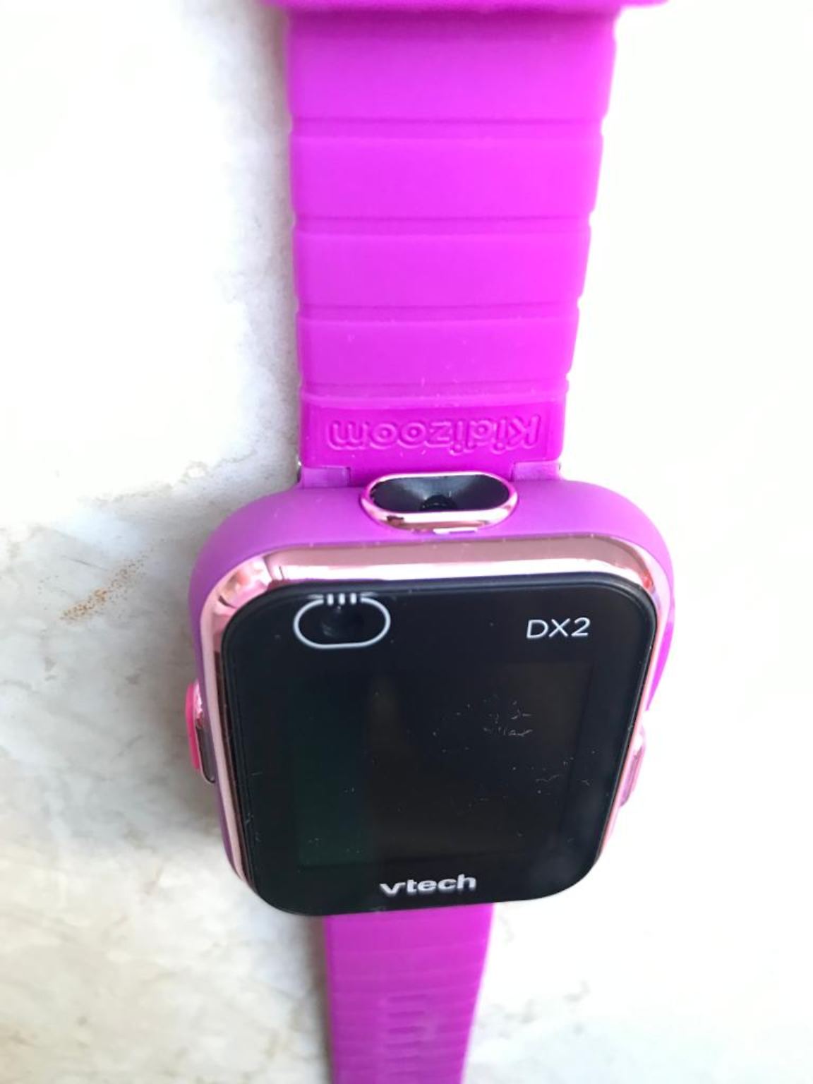 Die Kidizoom DX2 von Vtech hat zwei Kameras: Eine an der Vorderseite und eine auf dem Display. So können Kinder Selfies machen und ihre Umgebung fotografieren, ohne den Arm verrenken zu müssen.