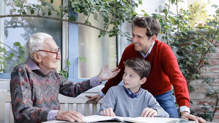 Im Idealfall lernen Generationen voneinander und geben sich gegenseitig Hilfestellung.