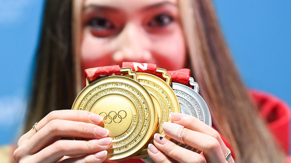 … im dritten Wettbewerb ihre dritte Medaille gewinnt.