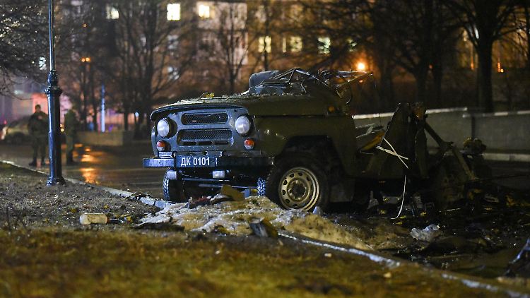 Ein von der russischen Agentur Tass zur Verfügung gestelltes Bild: Das Auto eines hohen Separatistenfunktionärs in Donezk wurde gesprengt. Mehr ist nicht bekannt.