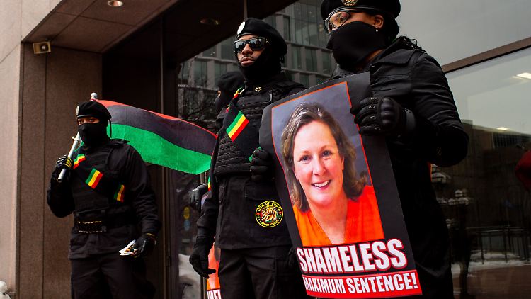 Demonstranten fordern die Maximalstrafe für die angeklagte Polizistin Kim Potter. Die Richterin fällt ein mildes Urteil. 