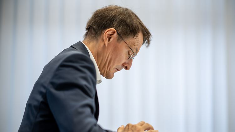 "Manipulative Falschmeldung": Gesundheitsminister Lauterbach schaut auf sein Handy.