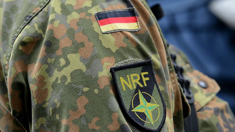 Das Verteidigungsministerium bestätigt, dass der NATO-Befehl auch für die deutschen Soldaten gilt.