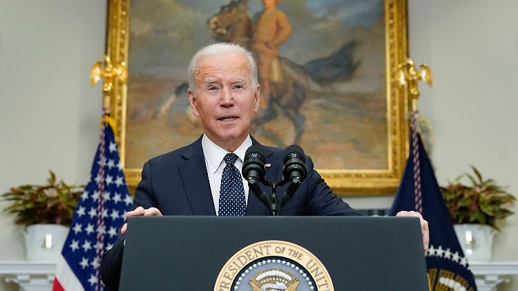 "Wir haben Gründe zu glauben, dass das russische Militär plant und vorhat, die Ukraine in der kommenden Woche, in den kommenden Tagen, anzugreifen", sagt US-Präsident Biden.