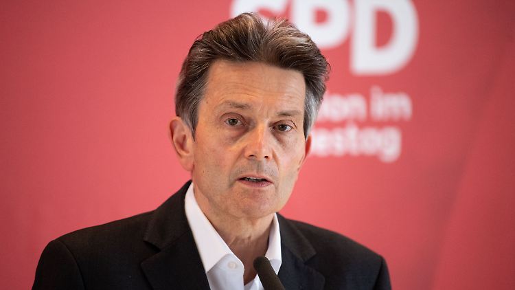 "Gerhard Schröder hat das Recht auf ein Privatleben", sagt Mützenich.
