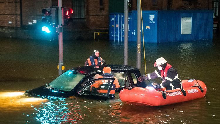 Die Feuerwehr half mit Schlauchbooten einen Mann, der versehentlich in die Fluten gefahren war.