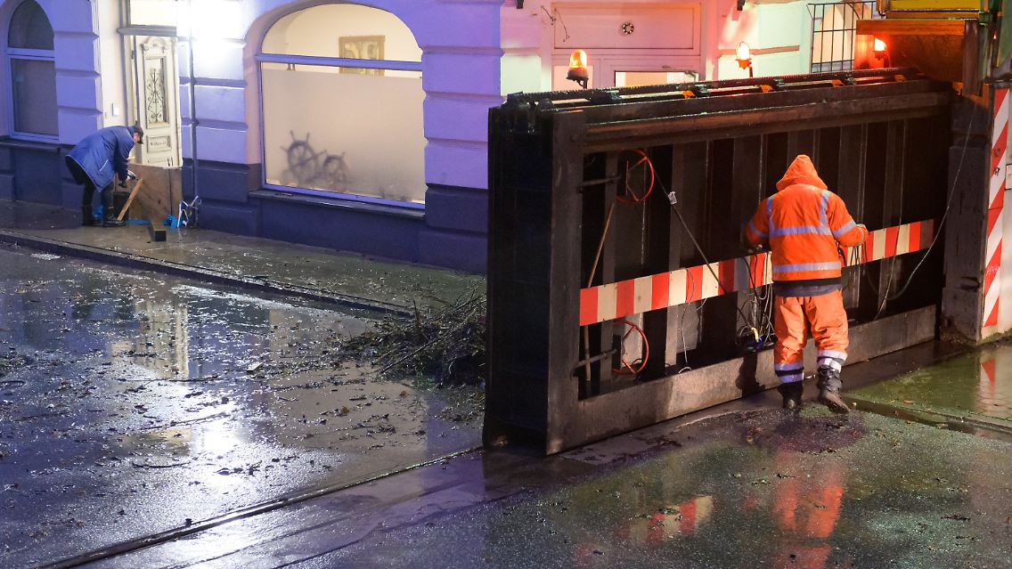Mitarbeiter inspizieren ein Flutschutztor in Hamburg-Wilhelmsburg.