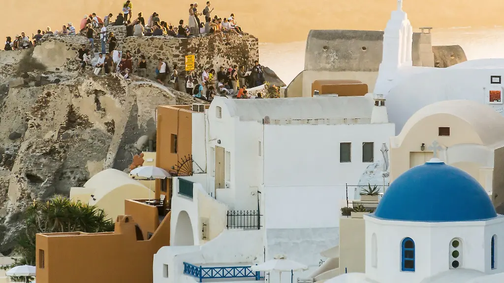 Goldene-Stunde-auf-Santorin-Die-griechische-Insel-ist-ein-beliebtes-Reiseziel-im-Herbst