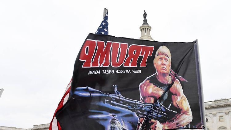 Ein Rambo als US-Präsident? Von Trump aufgestachelt, zogen seine Anhänger mit Flaggen zum Kapitol.