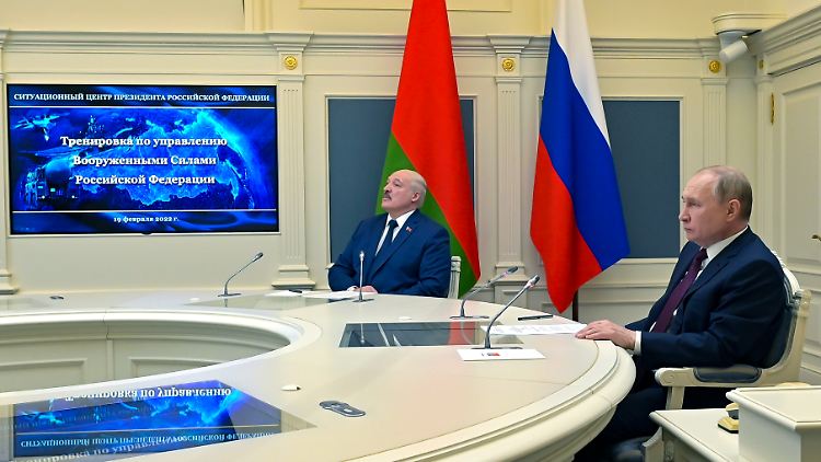 Auch eine Art Gefechtsstand: Putin und Lukaschenko beobachten von einem weißen Tisch im Kreml aus die Militärübung mit atomwaffenfähigen Raketen.