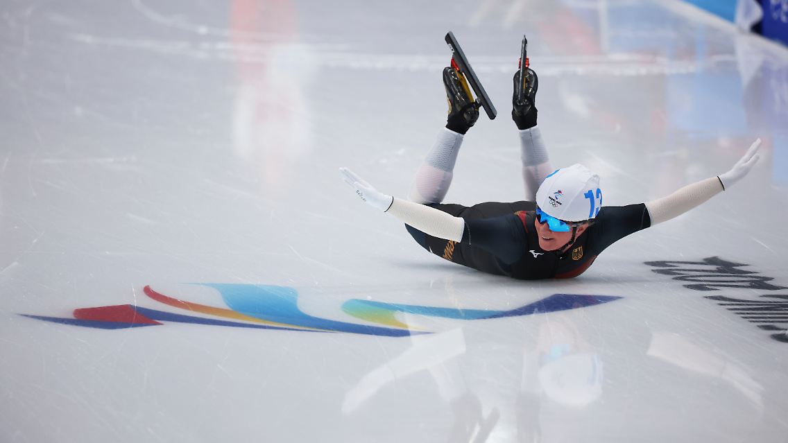 ... zwei Diver auf dem Eis und immer wieder Verbeugungen vor dem Publikum: Claudia Pechstein verabschiedet sich im Stile einer Olympiasiegerin ...