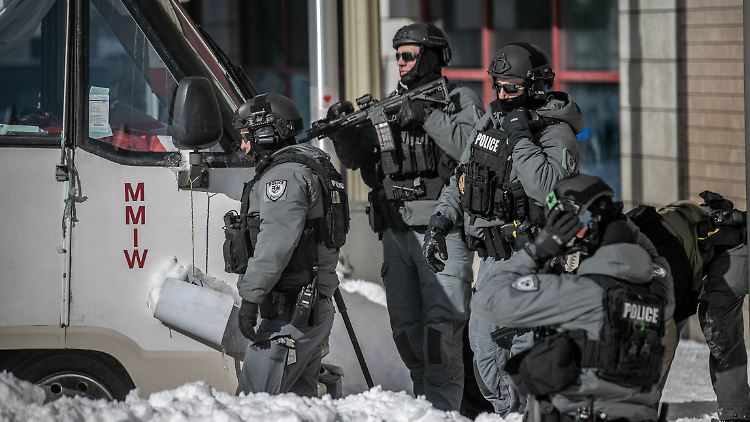 Die Polizisten sind bei dem Einsatz teils schwer bewaffnet.