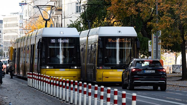 In einer Straßenbahn kam es zunächst zu Wortgefechten zwischen der 17-Jährigen und Erwachsenen, an einer Haltestelle schlugen und traten die drei Männer und drei Frauen dann auf die Minderjährige ein. 