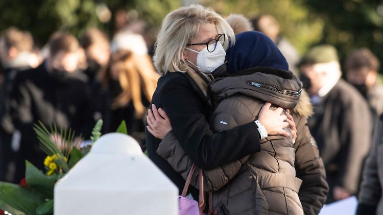 Bei der Gedenkveranstaltung auf dem Friedhof in Hanau waren nur 100 Gäste zugelassen - dafür gab es von den Angehörigen der Opfer massive Kritik.