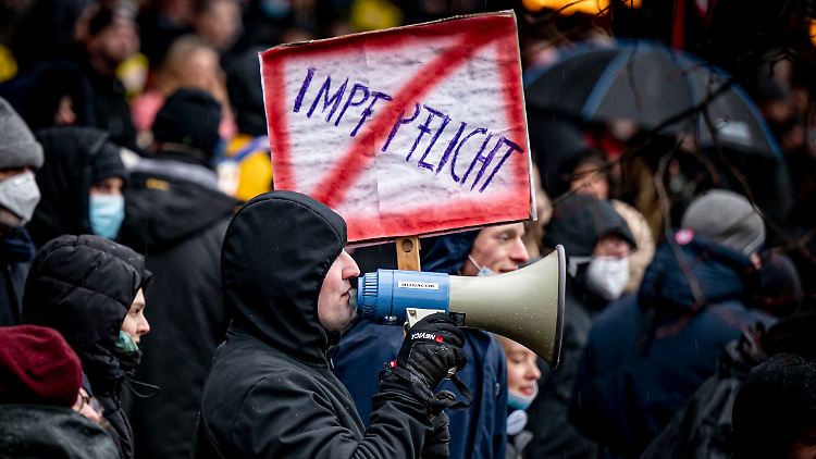 Einige Gegner der Corona-Maßnahmen greifen zu radikaleren Mitteln und bedrohen Politiker ganz offen. 