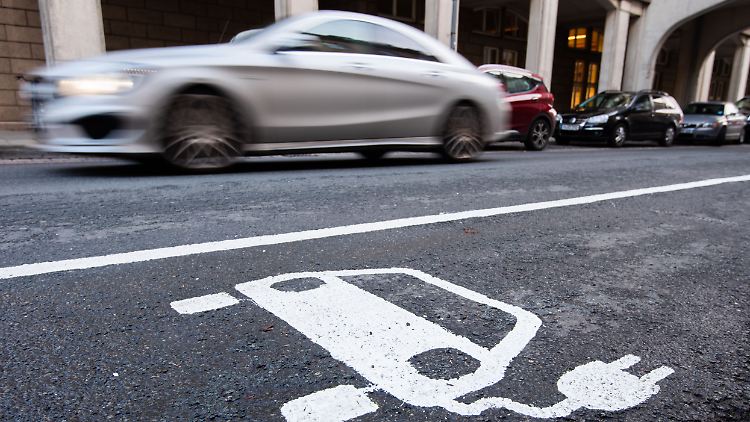 ​Software im Auto wird in der Zukunft immer wichtiger werden. Die Hersteller wittern hier ein Milliardengeschäft. 