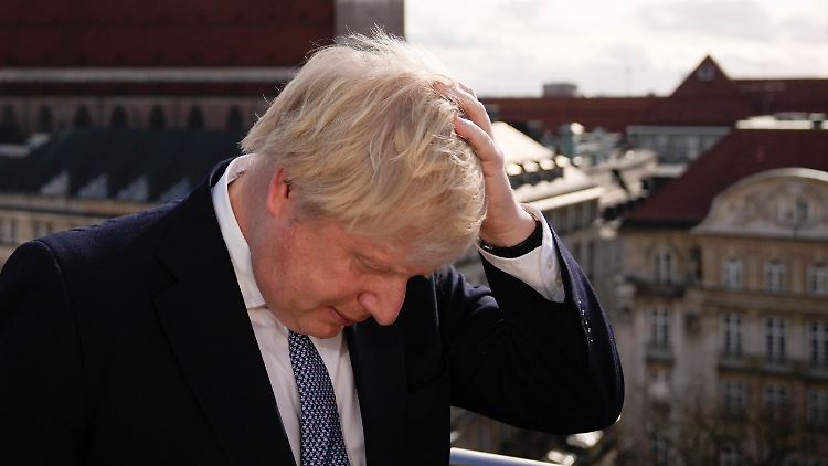 Stürmische Zeiten: Boris Johnson gibt bei der Münchner Sicherheitskonferenz ein Interview.