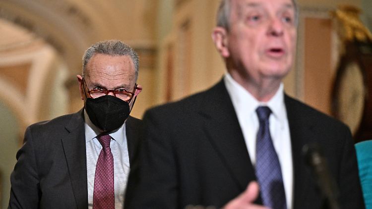 Der Mehrheitsführer im Senat, Charles Schumer (links), und der Senator Dick Durbin nach dem Koordinierungstreffen der Demokraten.