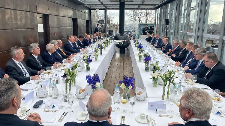 Ein Wimmelbild. ohne Frauen. Dafür mit vielen Krawatten. 
