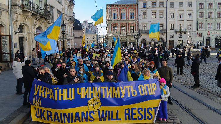 Im ukrainischen Lemberg kündigen Demonstranten ihren Widerstand gegen einen russischen Einmarsch an.