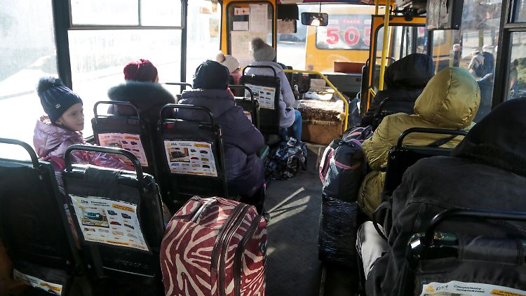 Busse und Bahnen bringen die Flüchtlinge den Angaben zufolge in russische Notunterkünfte.