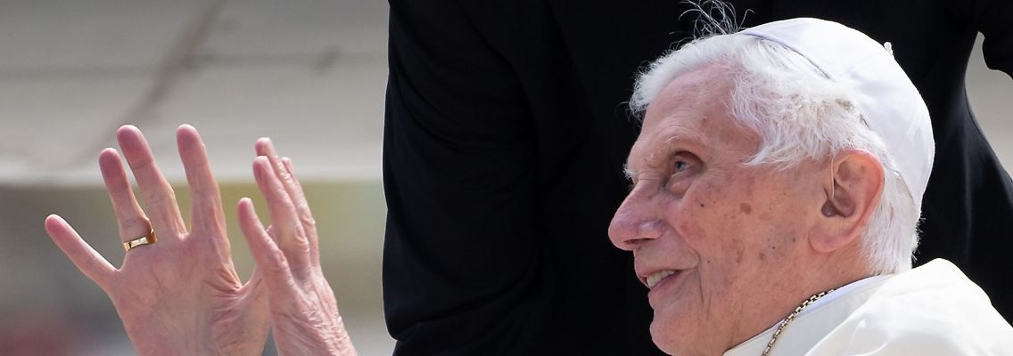 Der emeritierte Papst Benedikt XVI. winkt am Flughafen München.