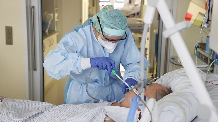 Wie viele Operationen in Deutschland wegen Corona-Patienten auf den Intensivstationen verschoben werden mussten, ist unbekannt.
