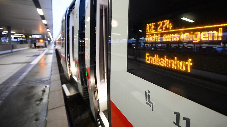 Bis mindestens Montagnachmittag sollten sich Reisende, die in Norddeutschland unterwegs sind, genau über den Status ihrer Verbindungen informieren.