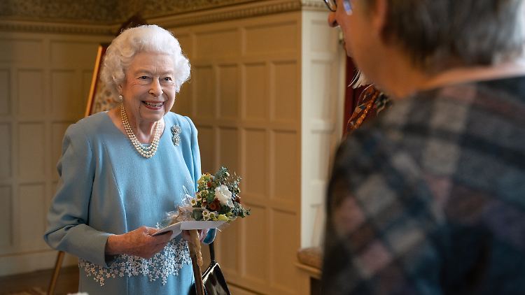 Die Queen habe "leichte, erkältungsähnliche Symptome", teilte der Palast mit.