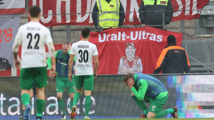 Preußen-Spieler Marvin Thiel fasst sich ans Ohr: Der Böller kam aus der Essener Fankurve.