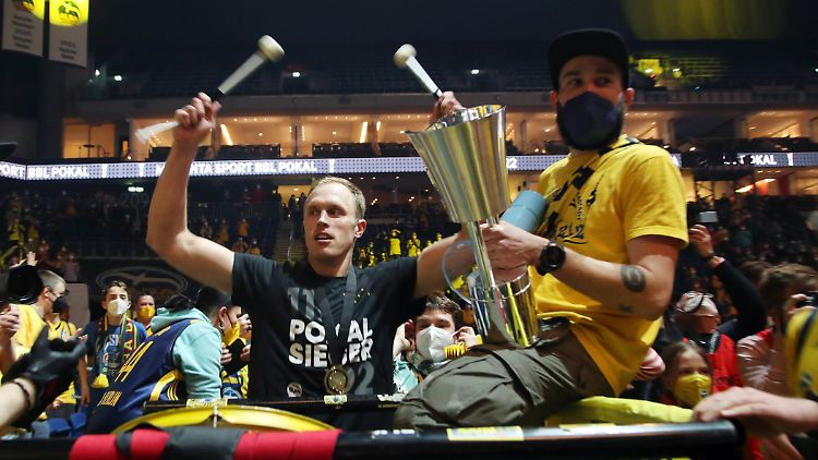 Luke Sikma feiert mit den Alba-Fans. 