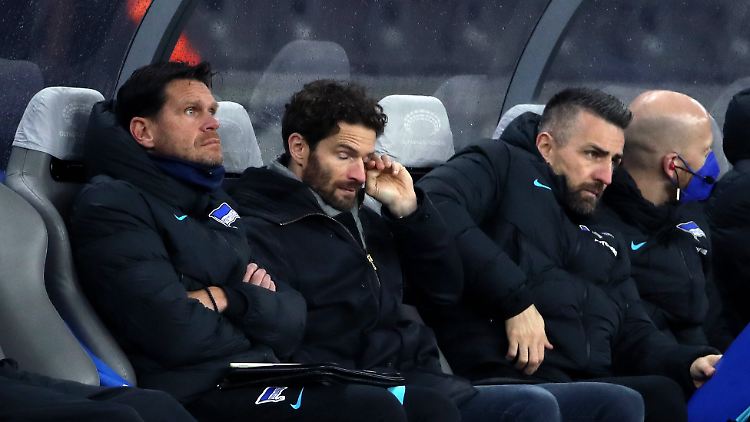 Sportdirektor Arne Friedrich (2.v.r.) und der Rest der Hertha-Bank will nicht mehr hinschauen. 