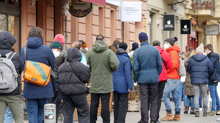 Schlange stehen für den Corona-Test in Berlin.